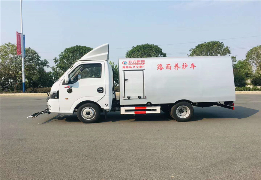 東風小多利卡路面養(yǎng)護車側(cè)面圖