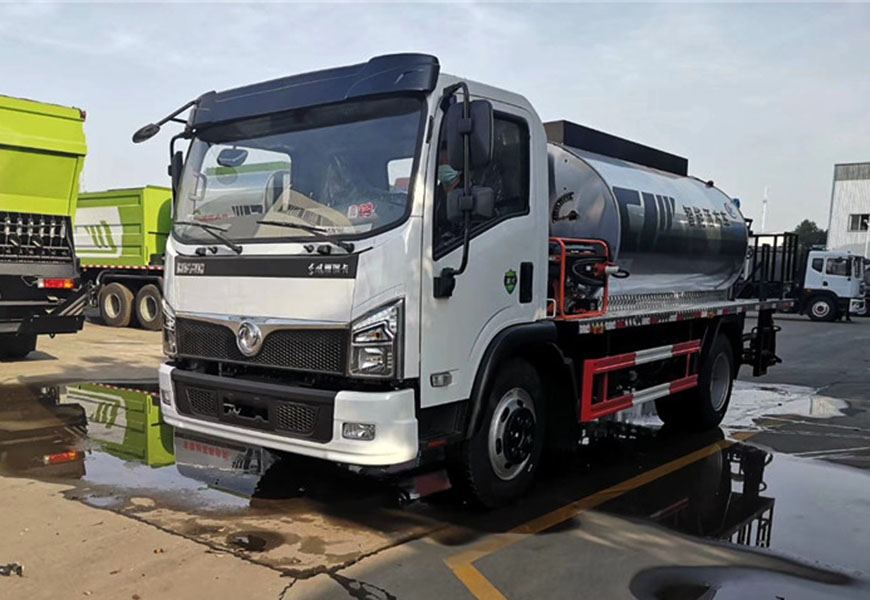 東風(fēng)多利卡5噸瀝青灑布車(chē)