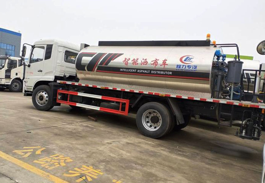 東風(fēng)天錦10噸瀝青灑布車(chē)后方圖